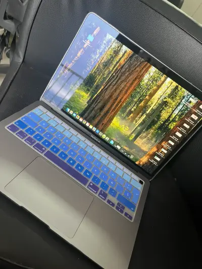 MacBook Air con teclado azul - miniatura 1