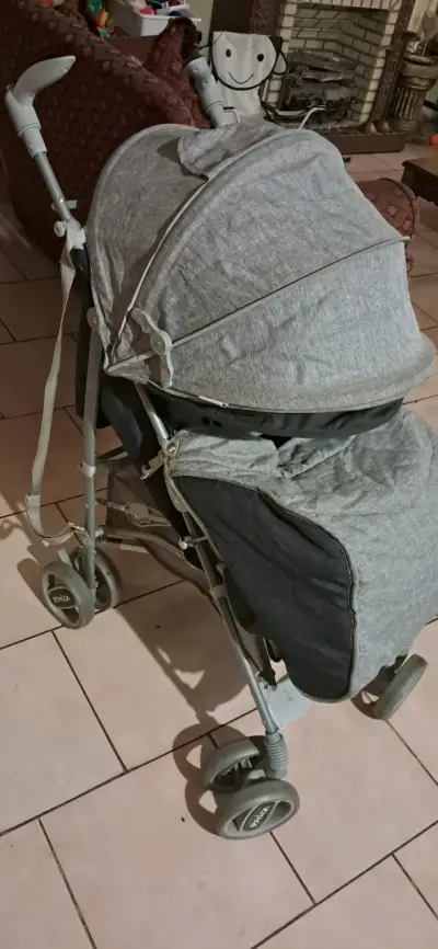 Coche de bebé gris plegable - miniatura 1