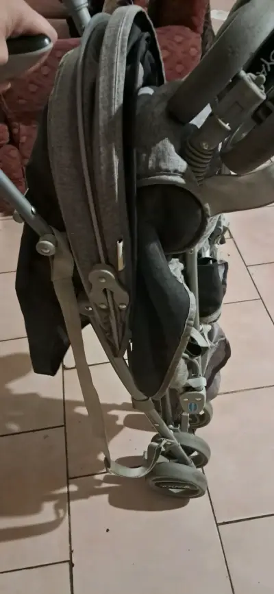 Coche de bebé gris plegable - miniatura 3