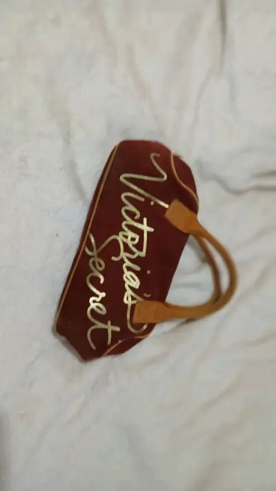 Bolso café Victoria's Secret dorado - miniatura 1