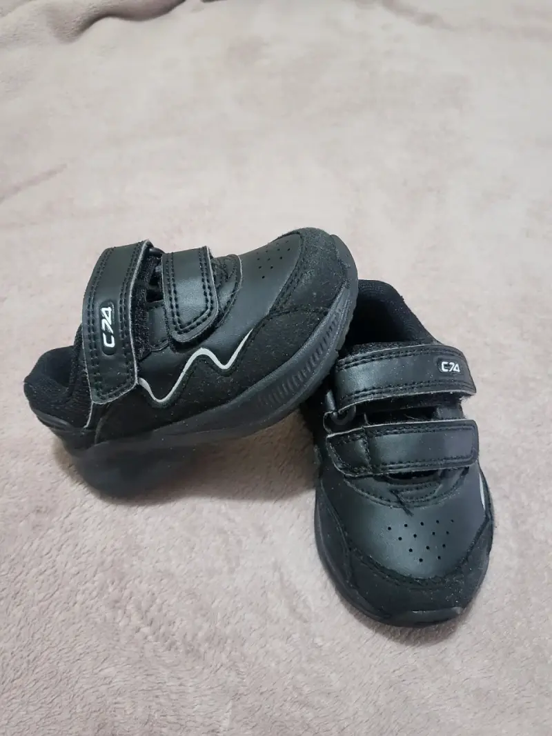 Zapatos infantiles negros con velcro