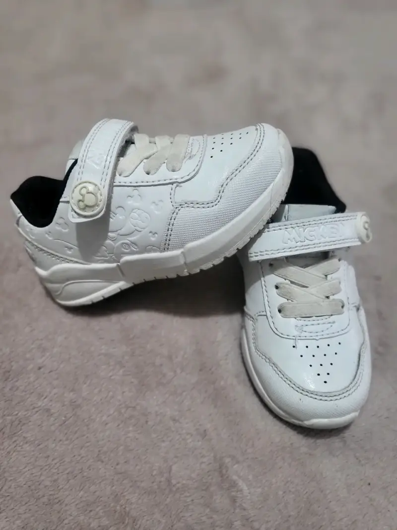 Zapatillas blancas para niños