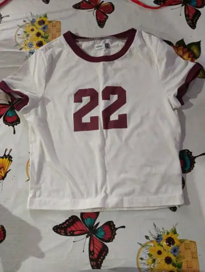 Polera blanca con número burdeos - miniatura 1