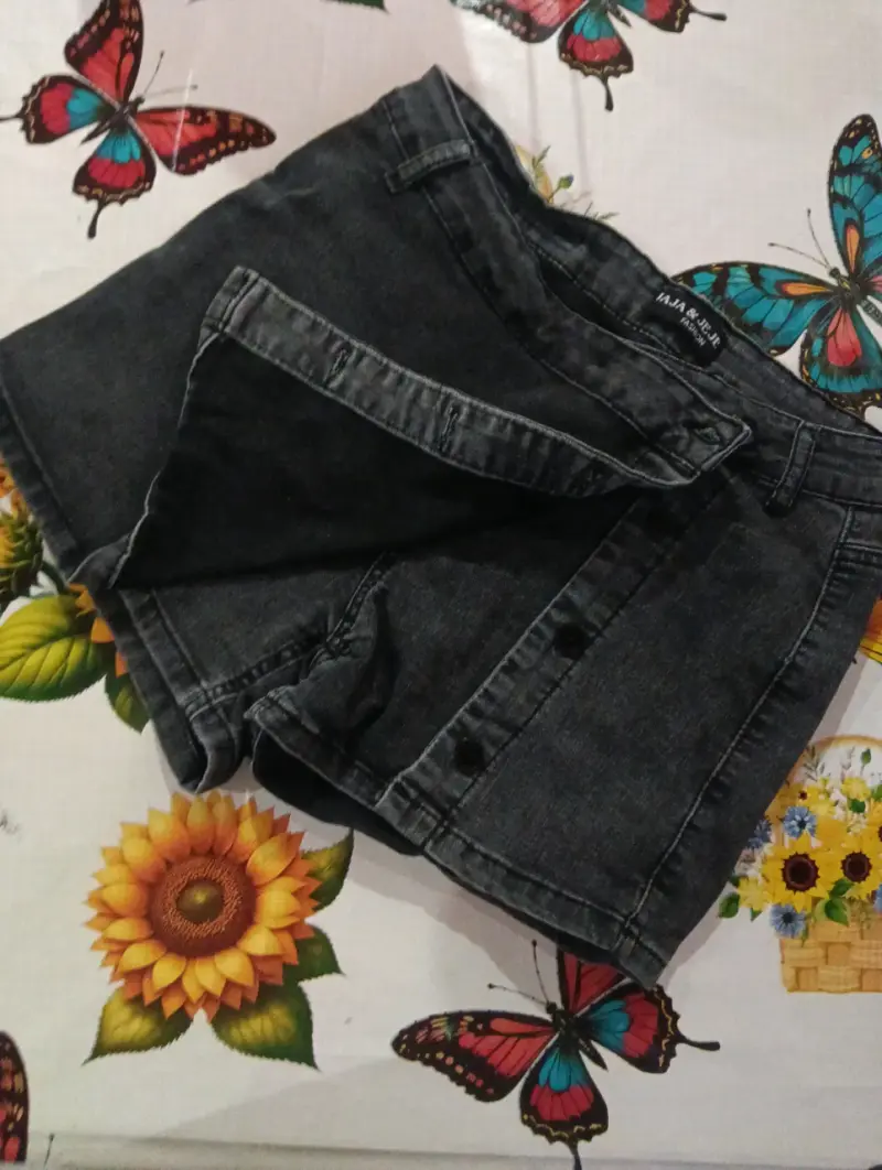 Shorts de mezclilla oscuros