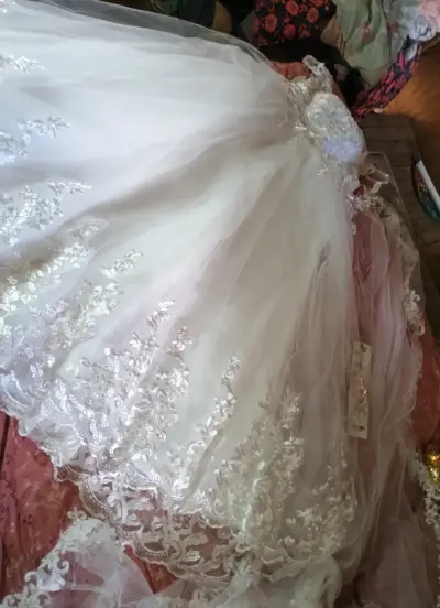 Vestido de novia blanco bordado - miniatura 1