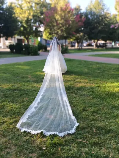 Vestido de novia blanco bordado - miniatura 2
