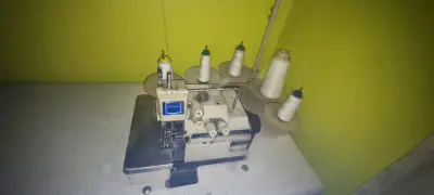 Máquina overlock industrial - miniatura 1