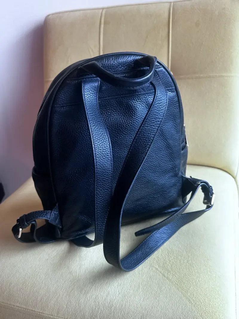 Mochila negra de cuero con tachas Michael Kors - 4