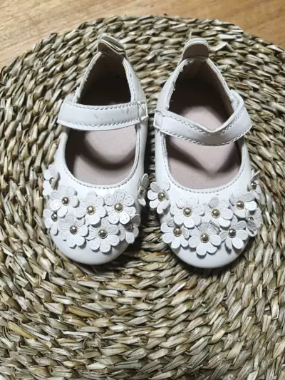 Zapatos de bebé blancos con flores - miniatura 1