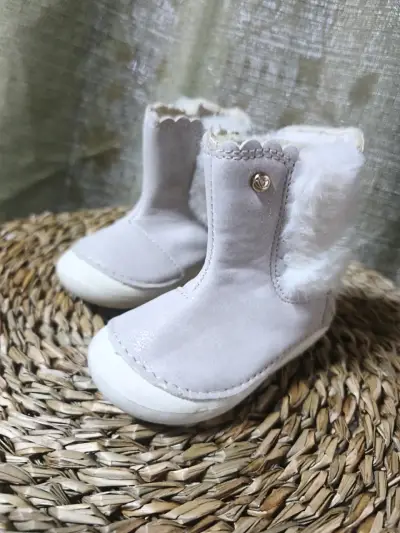 Zapatos de bebé blancos con flores - miniatura 2