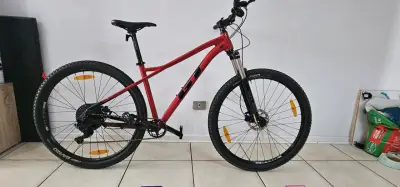Se vende bicicleta marca GT aro 29 - miniatura 2