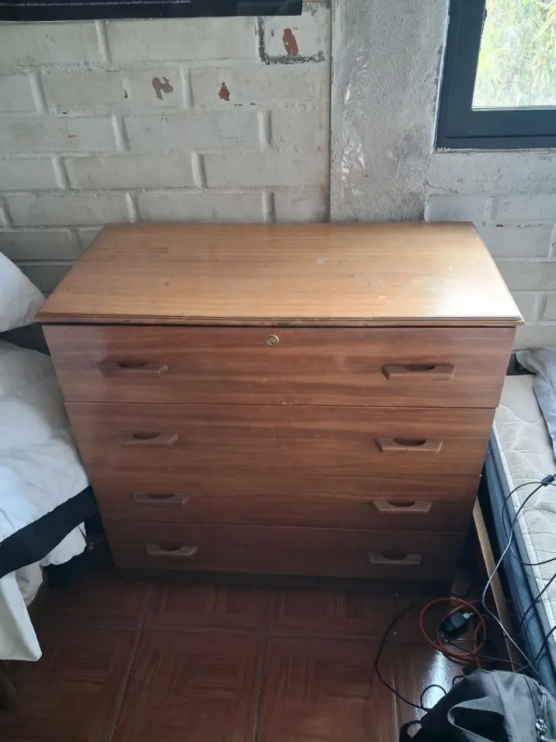 Cómoda de madera con cajones - 1