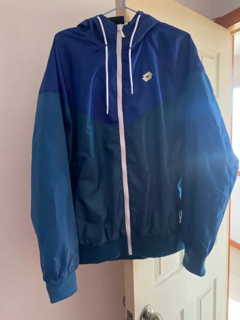 Chaqueta azul con capucha - 1