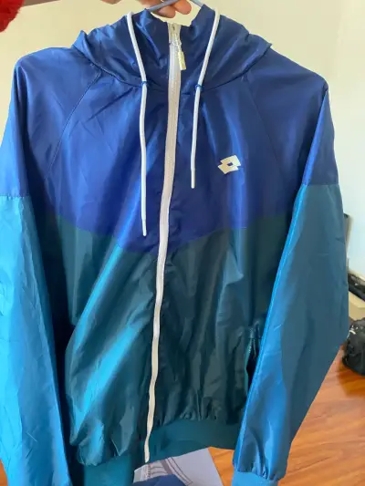 Chaqueta azul con capucha - miniatura 2