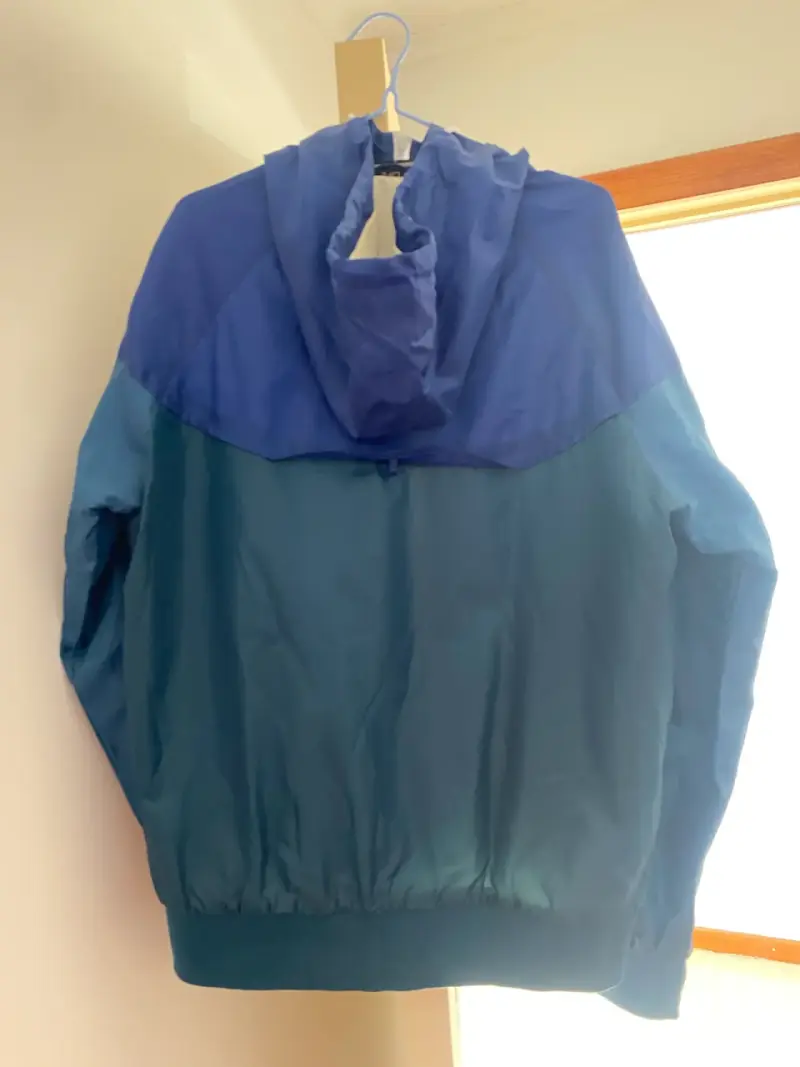 Chaqueta azul con capucha - 3