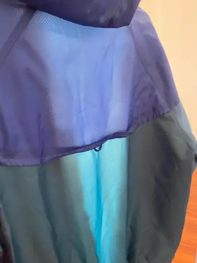 Chaqueta azul con capucha - miniatura 5