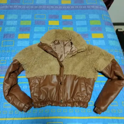 Chaqueta café con borde de borrego - miniatura 1