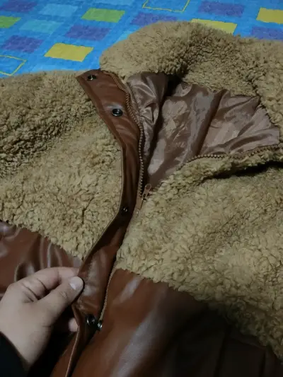 Chaqueta café con borde de borrego - miniatura 3