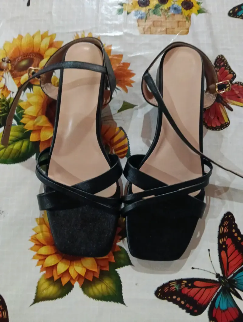 Sandalias negras de tacón bajo para pie ancho. - 1