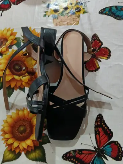 Sandalias negras de tacón bajo para pie ancho. - miniatura 2