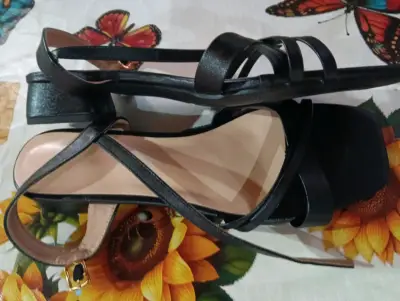Sandalias negras de tacón bajo para pie ancho. - miniatura 3
