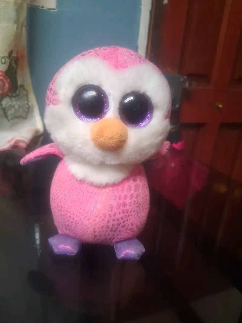Peluche pingüino rosa con ojos grandes