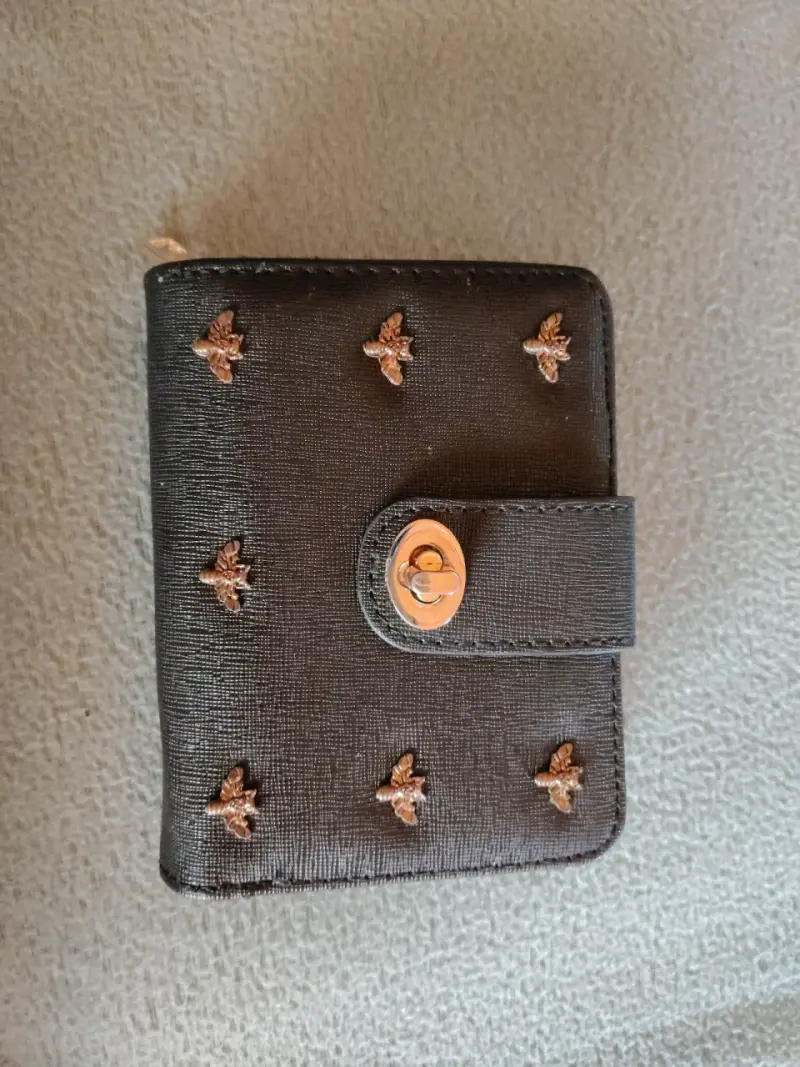 Cartera negra con diseño de abejas - 1