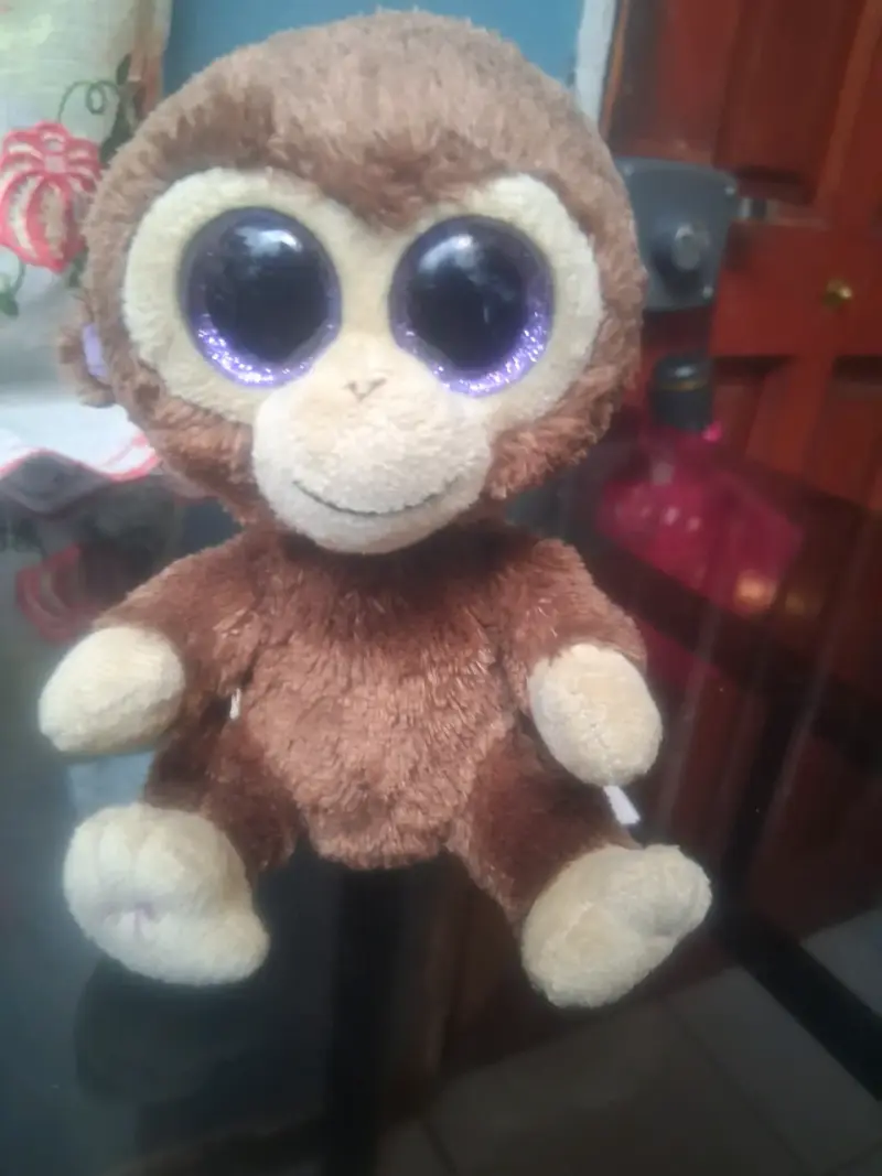 Peluche de mono con ojos grandes