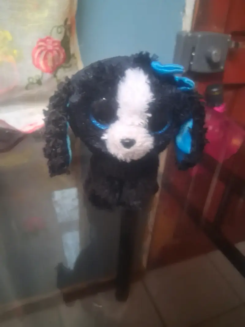 Peluche cachorro negro y blanco