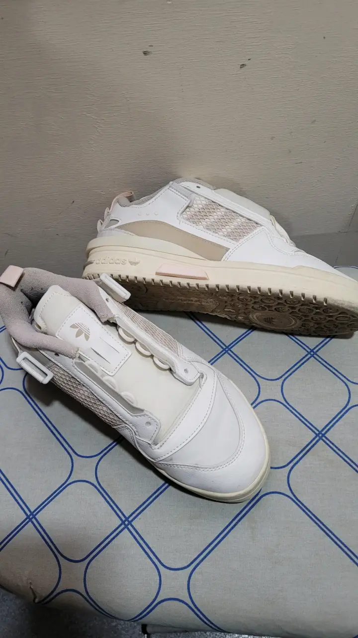 Zapatillas blancas deportivas - 1