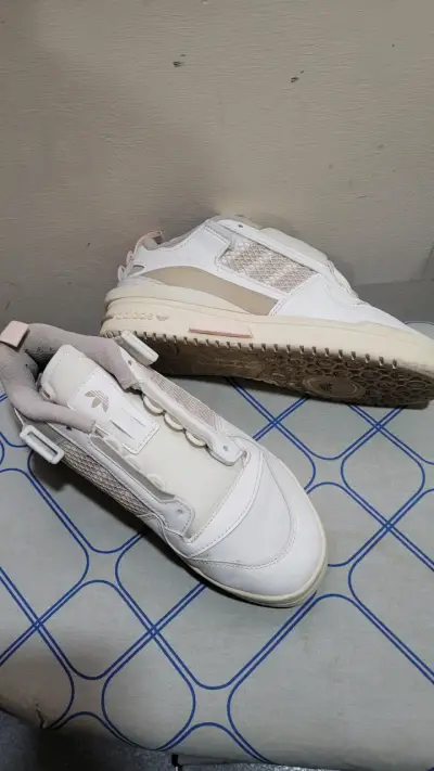 Zapatillas blancas deportivas - miniatura 1