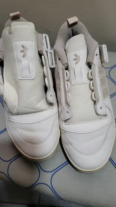 Zapatillas blancas deportivas - miniatura 2