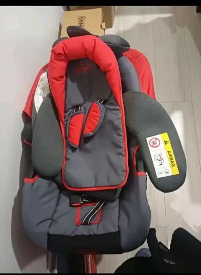 Silla de auto para bebé roja - miniatura 1