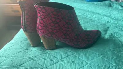 Botines rosados con patrón floral - miniatura 1