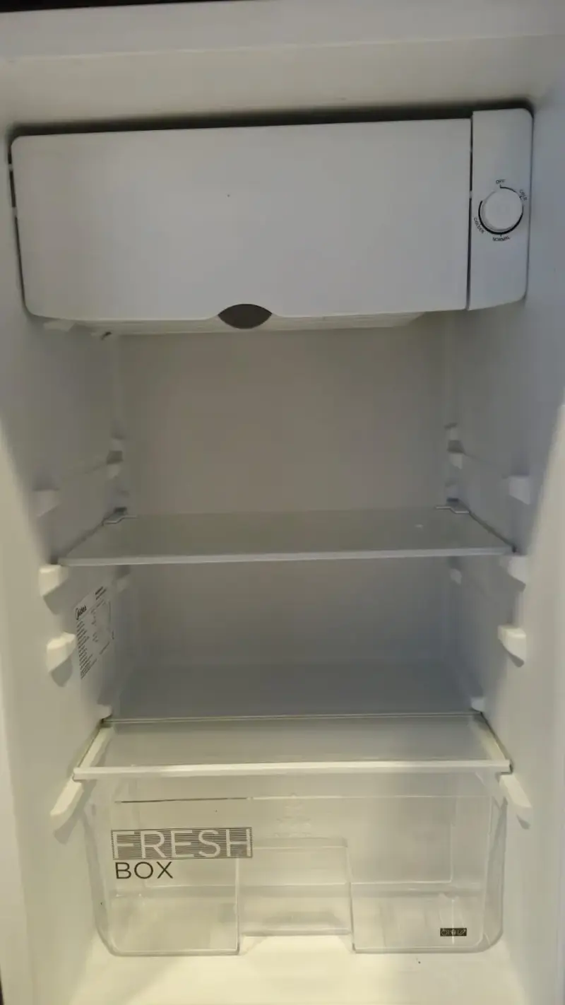Frigobar frío directo 93lt negro Midea - 3