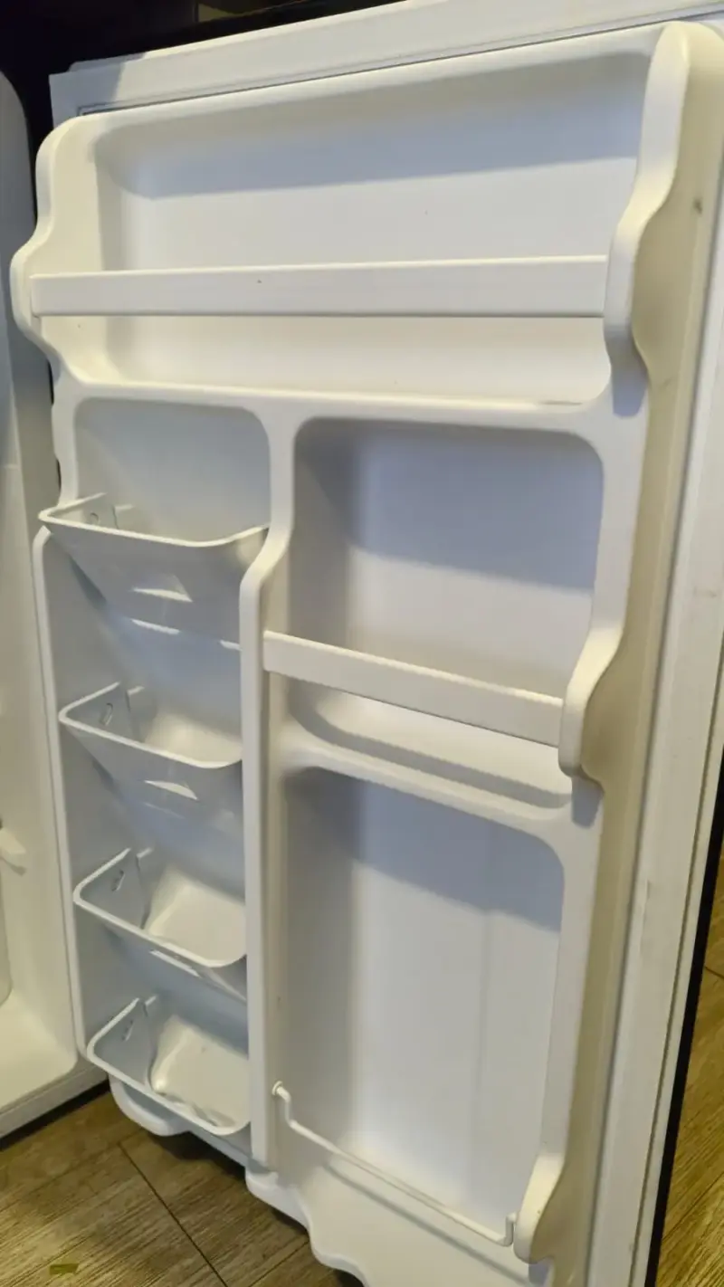 Frigobar frío directo 93lt negro Midea - 4