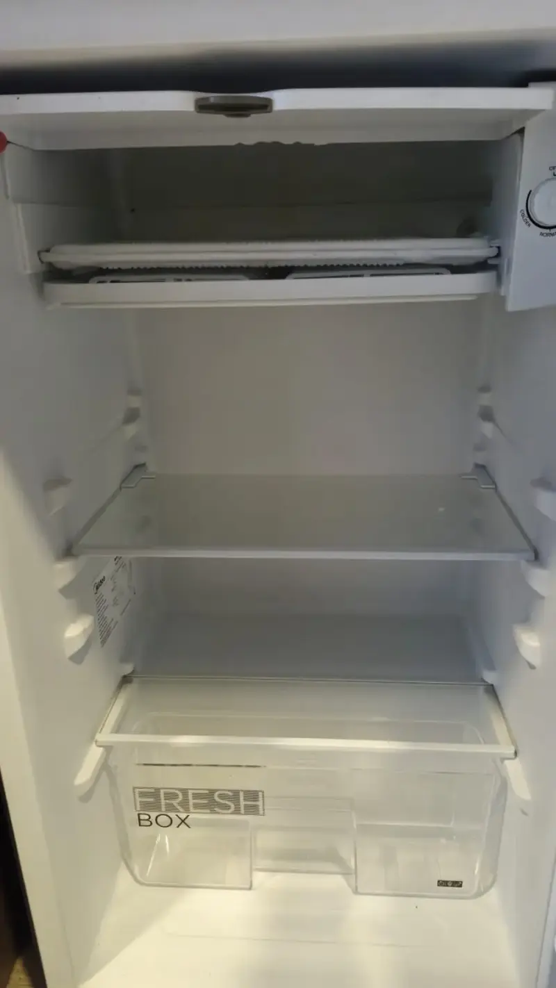 Frigobar frío directo 93lt negro Midea - 5