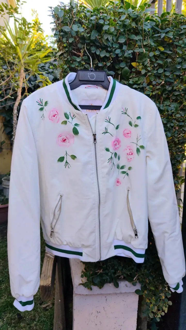 Chaqueta blanca con flores estampadas