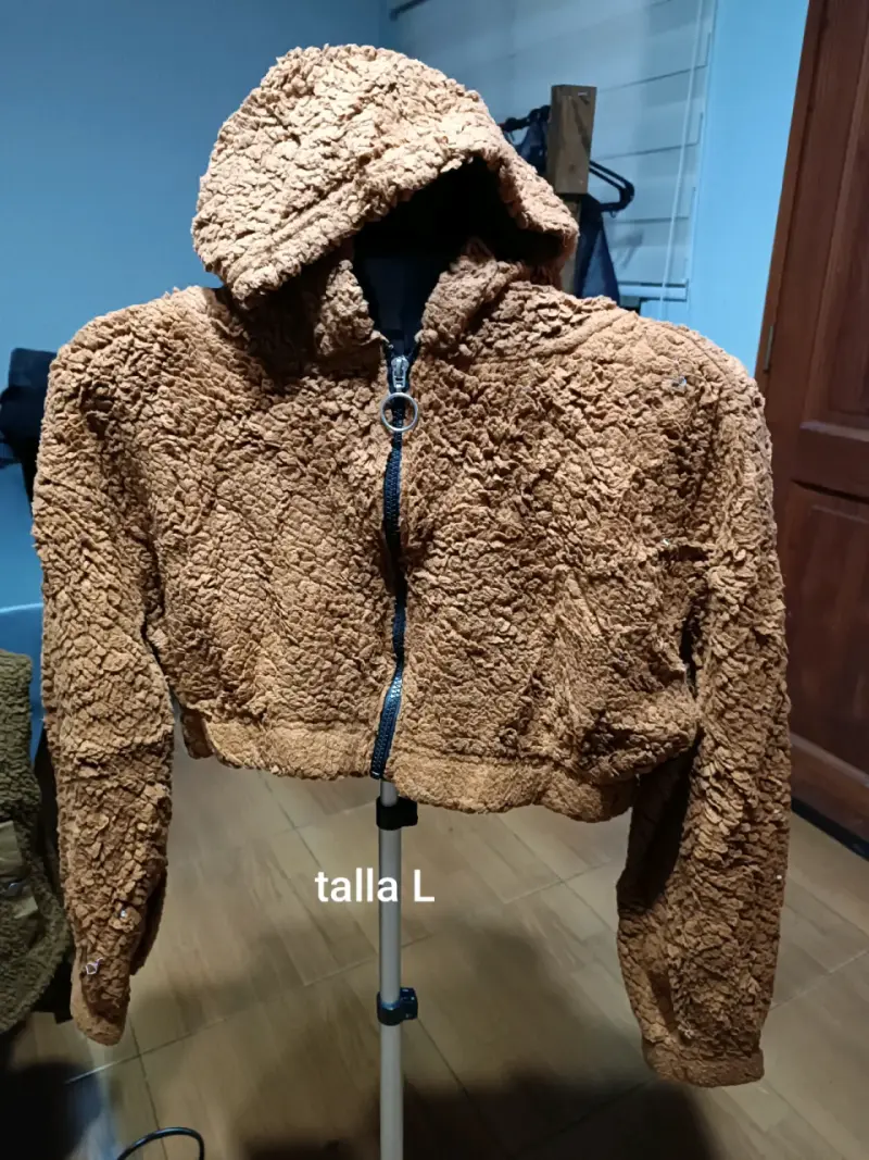 Chaqueta corta de felpa marrón