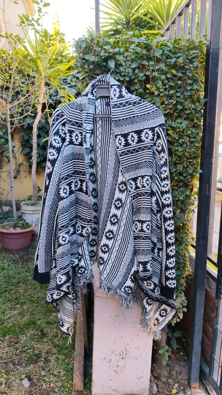 Poncho de lana blanco y negro