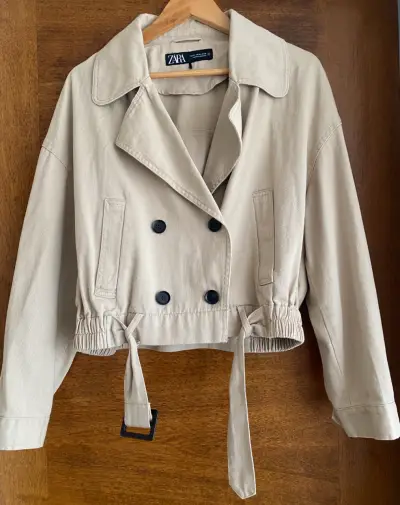 Chaqueta beige con cinturón Zara - miniatura 1