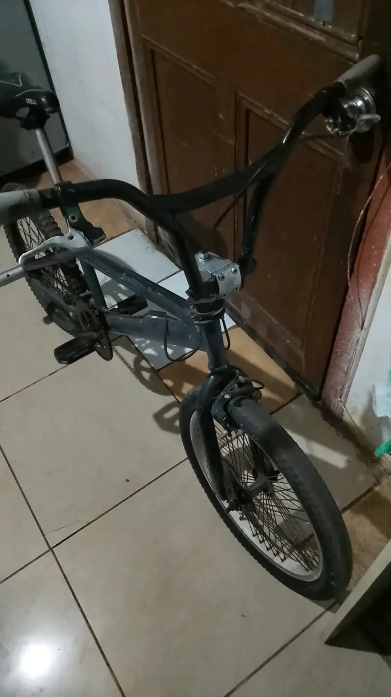 Bicicleta BMX gris - 1