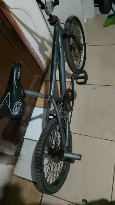 Bicicleta BMX gris - miniatura 2