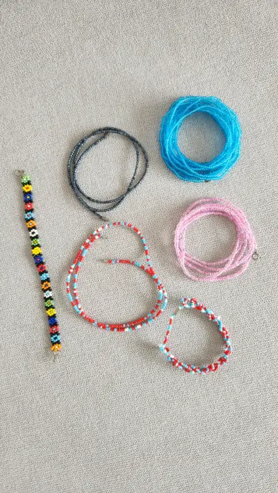 Set de pulseras y collares de mostacillas años 90 - miniatura 1