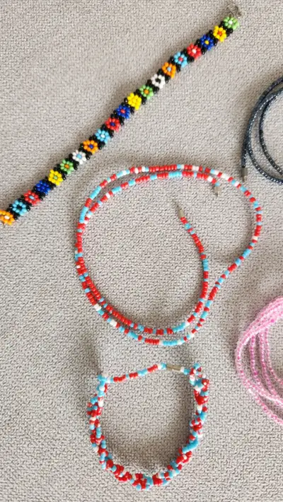 Set de pulseras y collares de mostacillas años 90 - miniatura 2