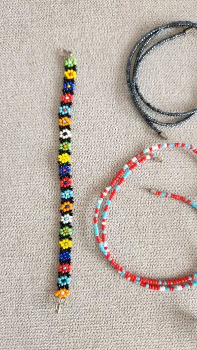 Set de pulseras y collares de mostacillas años 90 - miniatura 4