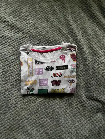Polera estampada gráficos coloridos - miniatura 1