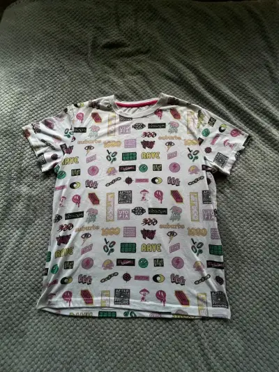 Polera estampada gráficos coloridos - miniatura 2