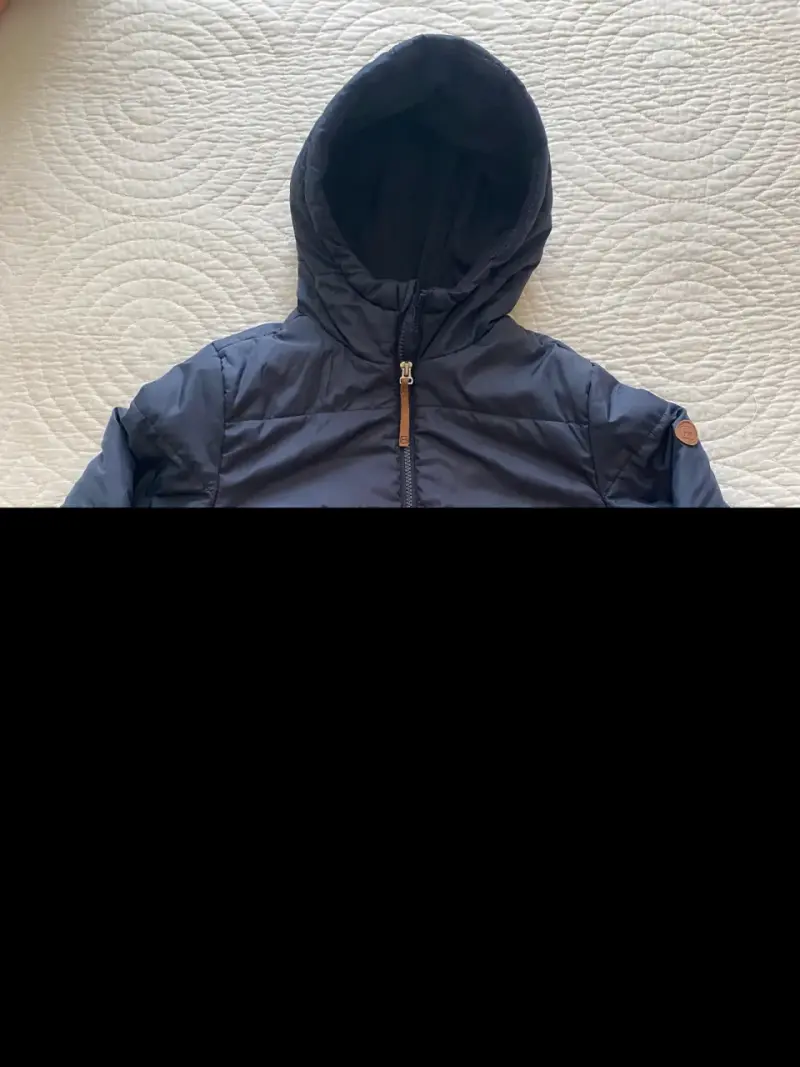 Chaqueta azul con capucha