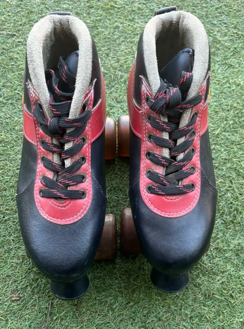 Patines hockey negro y rojo - 1